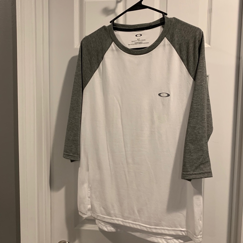 Men’s small Oakley tee